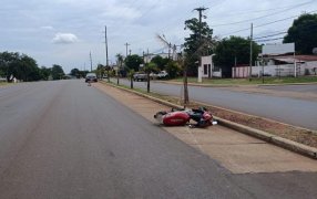 Posadas: Siniestro vial entre un automóvil y una motocicleta dejó un hombre lesionado