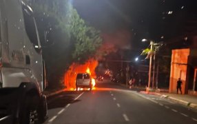 El hecho dejó únicamente daños materiales: Falla mecánica provocó el incendio de un vehículo en el centro de la ciudad de Posadas