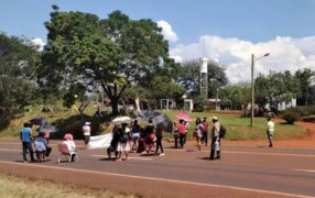 Misiones: Manifestantes autoconvocados de Colonia Delicia realizaron un corte total sobre la Ruta Nacional N° 12, en reclamo de la conexión de servicios básicos y la regularización de las tierras que actualmente ocupan