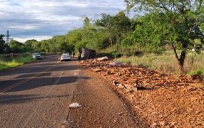 Dos Arroyos: Despiste de camión de transporte sobre la Ruta Provincial N° 4, sin personas lesionadas