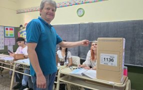 El Intendente de la localidad misionera de Cerro Azul, Gaspar Dudek, emitió su voto en la Escuela Provincial N° 98, al filo del cierre del comicio