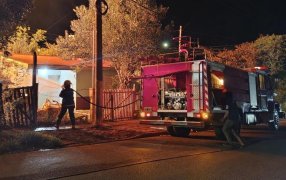 Eldorado: Incendio de dos viviendas, se habrían originado de manera accidental, presuntamente a raíz de un cortocircuito