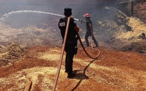 Bomberos controlaron un incendio en un aserradero en la localidad de Hipólito Yrigoyen