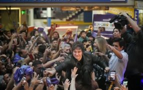 Javier Milei encabezó una caravana en la ciudad de Córdoba y llamó a votar a La Libertad Avanza: "Nunca dije que iba a ser fácil", una multitud recibió al Presidente