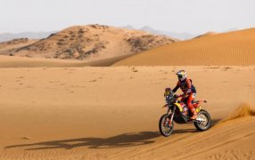 El salteño Luciano Benavides ganó la etapa 8, se impuso por segundo día consecutivo en motos y es el nuevo líder del Dakar 2026