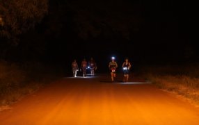 "Carnaval Trail" en Apóstoles: Un entrenamiento nocturno con linternas que reunió a cientos de participantes