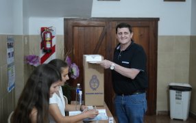 Apóstoles: Ya emitió su voto el Ministro Adolfo Safrán, lo hizo en el Instituto Superior Cristo Rey