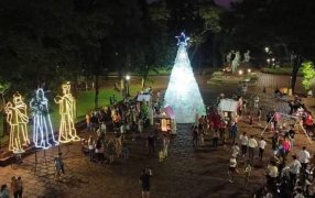 Apóstoles: En la Plaza San Martín ya brilla el Árbol Navideño