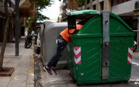 El Gobierno porteño aplicará multas de hasta 900 mil pesos a quienes revuelvan la basura en contendores y ensucien la vía pública