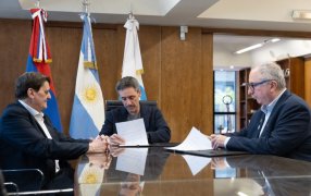 El Gobernador de Misiones Hugo Passalacqua firmó en C.A.B.A., un convenio con el CFI, también participó el Ministro Adolfo Safrán y además se reunión con el Presidente de YPF