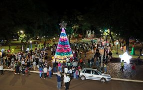 Misiones: El Municipio de Apóstoles encendió su árbol navideño, el mismo esta ubicado en la Plaza San Martín