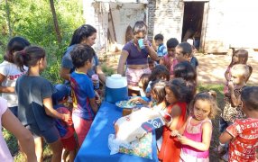 San José: Desde la Parroquia San José Obrero atienden el merendero oratorio de la Casita Santa Marta en Barrio Pindapoy, donde chicos/as comparten juegos, pintan y meriendan