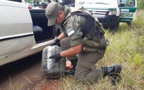 Integrantes del Escuadrón 9 Oberá de Gendarmería Nacional, secuestraron seis kilos con ciento cincuenta gramos de marihuana, con la detención de dos personas