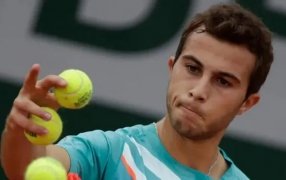 Tenis: Un jugador francés tenía triple match point en contra y abandonó el partido