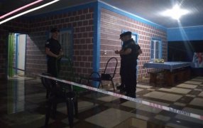 Misiones: Operativo en Colonia Aurora para capturar a un asaltante que robó a mano armada en una vivienda, hubo un enfrentamiento armado entre la víctima y el dúo de delincuentes siendo abatido uno de los asaltantes