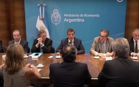 Con un tipo de cambio de 230 pesos, el lunes comienza a regir el nuevo “dólar soja”