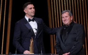 Balón de Oro: Emiliano "Dibu" Martínez ganó el premio al mejor arquero del mundo