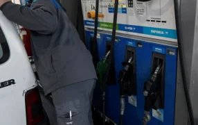 Acuerdan subas de combustibles del 4% mensual desde Abril a Agosto: El incremento de la nafta acumulado será del 17% distribuido entre esos meses y el primer aumento regirá desde el próximo sábado