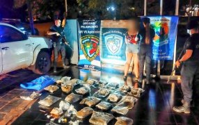 Apóstoles: En el Espacio Joven, la Policía secuestró una camioneta, con estupefacientes, dinero en efectivo y una balanza, hay una mujer de 30 años detenida
