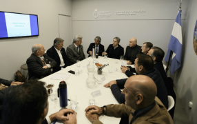 Caputo visitó La Rural, se reunió con la Mesa de Enlace y dijo que sacar las retenciones “es una prioridad”