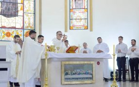 Posadas: En el marco del Jueves Santo, hubo una misa popular de las Misiones, que fue celebrada en la Catedral y con la participación especial del reconocido artista Zamba Quipildor