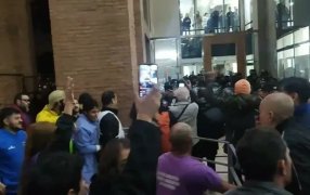 Posadas: Manifestantes de la multisectorial marcharon este jueves hacia la Legislatura Provincial, donde hubo incidentes, derribaron las vallas de seguridad que habían sido colocadas frente al edificio