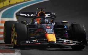 Gran Premio de Miami de Fórmula 1: Triunfo de Max Verstappen con Red Bull, tras un avance desde el noveno puesto, el podio lo completaron Sergio "Checo Pérez también con Red Bull y Fernando Alonso con el Aston Martin