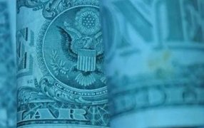 Brecha roza el 110%: El dólar blue cede 20 pesos y opera debajo de 480 pesos en medio de la intervención oficial