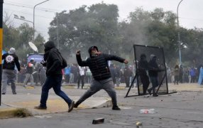 Reforma en Jujuy: Intentaron tomar y quemar la Legislatura cuando se aprobaba la nueva Constitución