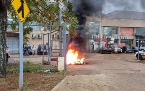 Los empleados de Energía de Misiones se manifestaron en reclamos salariales, en distintas áreas de la prestataria del servicio eléctrico, hay quema de cubiertas en los ingresos de esos sectores