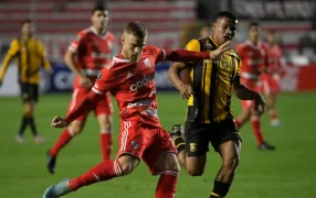 River Plate no pudo hacer pie en la altura y su debut en la Copa Libertadores fue un caos, en La Paz, perdió 3 a 1 con The Strongest en el estreno del Grupo D