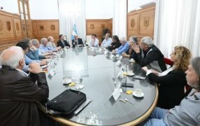 El Gobierno Nacional y los Sindicatos retomaron el diálogo: Acordaron conformar una mesa tripartita
