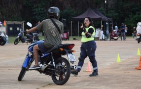 Posadas: Buena participación en la Clínica de Conducción Segura en Moto, tras finalizar la clínica, los motociclistas cambiaron sus viejos cascos por unos nuevos y homologados