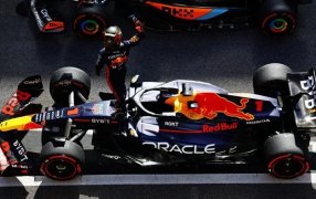 Fórmula 1: Max Verstappen ganó el GP de Brasil, Lando Norris fue segundo, Fernando Alonso y Sergio Pérez se disputaron el podio hasta el final, pero en un cierre increíble el español se impuso por 0.056 segundos y obtuvo el tercer lugar