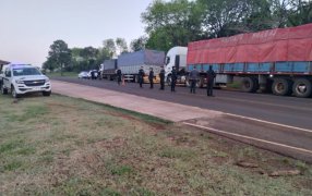 Misiones: Personal policial retuvo dos camiones con carga de soja por evadir el control fiscal, sobre Ruta Provincial N° 1 en la zona conocida como Paraje "La 70" en el Municipio de San José