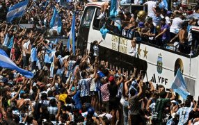 Cinco millones de personas inundaron las calles de Buenos Aires en un hecho popular inédito en el país