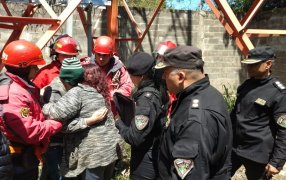 Posadas: Policías rescataron a un hombre que subió a una torre de 40 metros en el Barrio Miguel Lanús