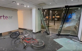 ADEPA repudió la agresión al canal TN por parte de un grupo de militantes kirchneristas y pidió que se investigue el ataque