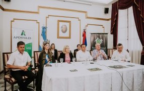 Misiones: El Gobernador junto a la Intendenta de Apóstoles, María Eugenia Safrán, presentaron oficialmente la 44ª edición de la Fiesta Nacional e Internacional de la Yerba Mate