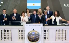 El Presidente Javier Milei tocó la campana en Wall Street y abrió la jornada bursátil