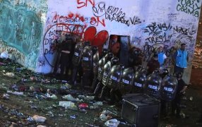 Graves incidentes en el Obelisco: Hinchas que habían ido a esperar a la selección argentina atacaron a la Policía y hay 21 efectivos heridos