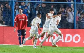 Atlético Tucumán venció con autoridad a Independiente, que perdió la chance de alcanzar la punta del Grupo B del Torneo Apertura