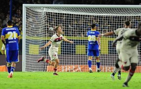 Boca Juniors perdió con Almirón en la platea y la Bombonera despidió otra vez al equipo con silbidos