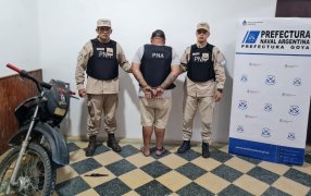 Prefectura Naval Argentina detuvo a un prófugo de la Justicia en Corrientes, iba armado con un cuchillo y trasladaba cocaína en una motocicleta