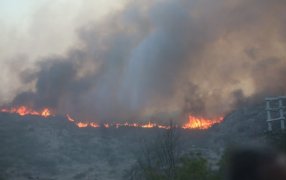 Córdoba: El fuego avanza sin control en Villa Carlos Paz y evacuan a los vecinos desesperadamente