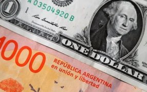 En dos jornadas aumenta más de 100 pesos: El dólar blue supera los 1.000 pesos, es otro avance récord y la brecha roza el 200%