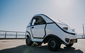 Posadas: Presentaron el C-R2, vehículo biplaza eléctrico urbano producido en Misiones