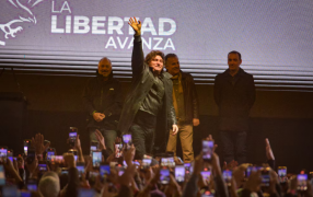 Milei dijo que hay “empate técnico” en la Provincia de Buenos Aires, defendió a Karina y volvió a denunciar “operetas” de la oposición