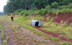 Misiones: Un vehículo terminó en la banquina tras un despiste sobre la Ruta Provincial N° 2