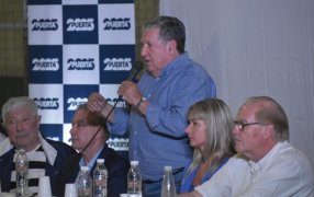En un acto cargado de mística, Ramón Puerta cerró su campaña en el Club Racing en la ciudad de Posadas acompañado por figuras nacionales